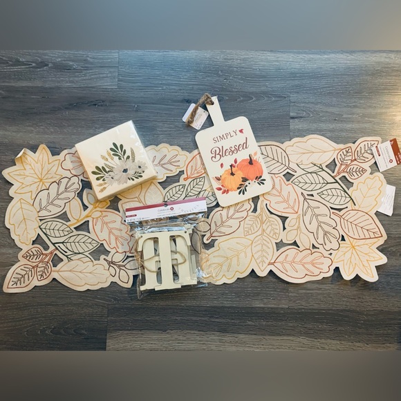 3pc Decor Set - 2 Wall Decorations + 1 Table Runner- Extra: 1pk Napkins//NWT - Picture 1 of 6